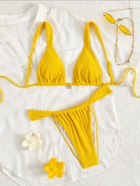 Ensemble bikini texturé froissé jaune vif, bonnets triangulaires, bretelles réglables, tissu extensible, coupe haute, séchage rapide, respirant